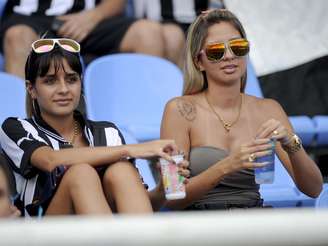 <p>Rio de Janeiro e São Paulo organizaram os clássicos Vasco x Botafogo e São Paulo x Palmeiras no último domingo, o que animou as torcidas dos times envolvidos. Confira a seguir a festa, as provocações e a alegria dos torcedores</p>