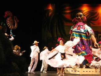 Na jarana yucateca, casais fazem coreografias rápidas enquanto seguram um lenço na mão direita