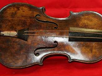 O violino do chefe de orquestra do Titanic foi encontrado em um sótão na Inglaterra