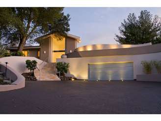 A mansão que o cofundador da Apple Steve Wozniak construiu em 1986 voltou ao mercado imobiliário. Nas fotos divulgadas pela imobiliária, percebe-se que o estilo de design presente nos produtos da Maçã e nas lojas da gigante de tecnologia também estão presentes na arquitetura e decoração da casa