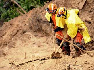 Chuvas causaram desabamentos, alagamentos e mortes na cidade de Petrópolis, no Rio de Janeiro