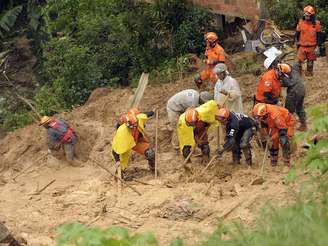 Chuvas causaram desabamentos, alagamentos e mortes na cidade de Petrópolis, no Rio de Janeiro