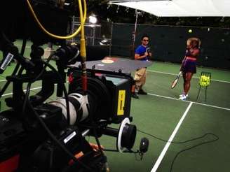 <p>De chapéu de praia e óculos, Serena gravou comercial em Miami</p>