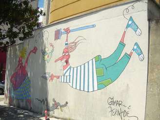 Pintura em muro faz crítica a quem joga lixo nas ruas