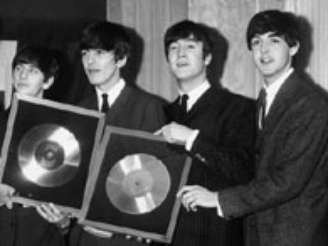 <p>Guitarra tocada por John Lennon e George Harrison foi arrematada em leilão</p>