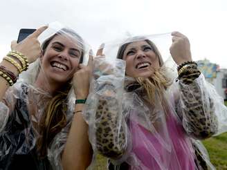 Nem mesmo a chuva em São Paulo desanimou o público no primeiro dia do Lollapalooza 2013, que acontece neste sábado (29), no Jockey Club. Para se proteger do "pé d'água", muitas garotas investiram em botas e capas de chuva