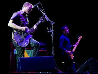 Apostando em clássicos, Queens of the Stone Age teve público na mão desde o início