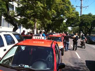 <p>Após as mortes, centenas de taxistas protestaram em Porto Alegre</p>