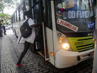 <p>A Ilha é um bairro que tem apenas uma mesma entrada e saída para veículos terrestres, e é refém também de um duopólio de empresas de ônibus</p>