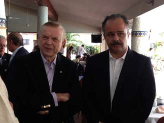 <p>Presidente da CBF, José Maria Marin, esteve ao lado do deputado Vicente Cândido para alinhavar as doações</p>