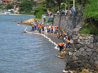 <p>Trabalhos de contenção foram realizados nas praias da região central de São Sebastião no sábado</p>