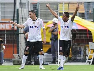 Jorge Henrique comemora gol diante do São Bernardo