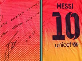 <p>André Santos exibiu presente enviado por Messi</p>