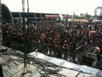 Vista do palco do primeiro dia do Metal Open Air, festival fracassado realizado em São Luiz, um ano atrás