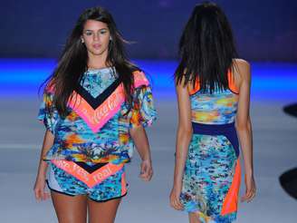 <p>A atriz Bruna Marquezine desfilou para a grife Coca-Cola Clothing, que costuma apresentar coleções jovens e urbanas</p>