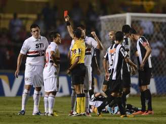 <p>Lúcio foi expulso quando São Paulo vencia por 1 a 0; jogo terminou 2 a 1 para o Atlético-MG</p>