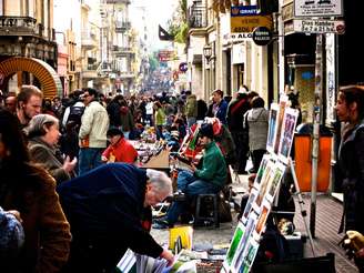Todos os domingos, artistas e comerciantes se misturam na Feira de San Telmo, o mais popular bazar de rua da capital argentina 
