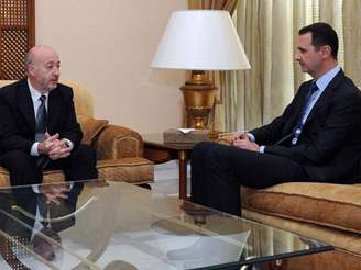 O jornalista Horacio Raña, da Télam, durante entrevista em Damasco com o presidente Bashar al-Assad