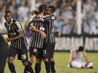 <p>Santos teve que ver o rival Corinthians comemorar o título na Vila Belmiro</p>