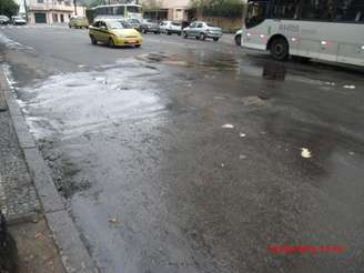 <p>Vazamento é visto na rua Barão do Bom Retiro, no bairro de Vila Isabel; a foto foi registrada no último sábado, 18</p>
