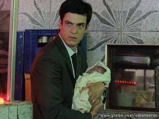 Félix (Mateus Solano) pega a sobrinha no colo e abandona a criança em uma caçamba no meio da rua