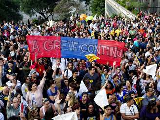 <p>Em assembleia realizada na terça-feira (21), os professores municipais de São Paulo decidiram manter a greve iniciada no último dia 3 de maio</p>