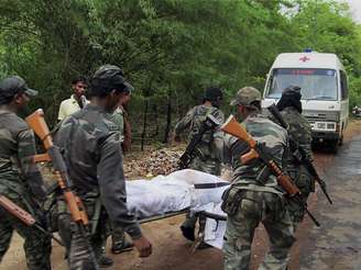Soldados carregam o corpo de vítima do ataque maoísta em Bastar