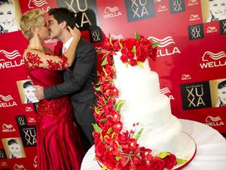 Xuxa beija o namorado Junno Andrade em sua festa de 50 anos, em São Paulo. Comemoração beneficente arrecadará dinheiro para Fundação Xuxa Meneghel e o Hospital do Câncer de Barretos