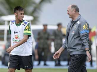 Neymar conversa com Felipão durante o primeiro treino do Brasil