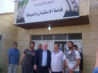 Foto mostra McCain ao lado de rebeldes identificados como responsáveis por sequestro de libaneses