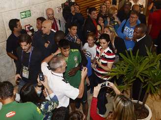 <p>Seleção é assediada por fãs em hotel no Rio de Janeiro</p>