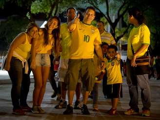 <p>Torcedor levou a família para o Maracanã neste domingo</p>