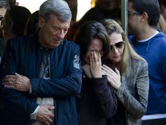 <p>Pai, mulher e irmã do dentista morto choram no enterro de Alexandre</p>