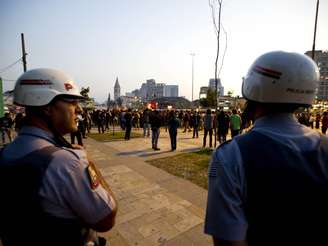 <p>Policiais militares observam concentração de manifestantes no Largo da Batata, em Pinheiros, no segundo dia de protestos em São Paulo</p>