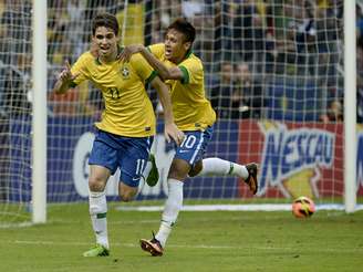 Oscar comemora depois de abrir o placar para o Brasil em amistoso contra a França
