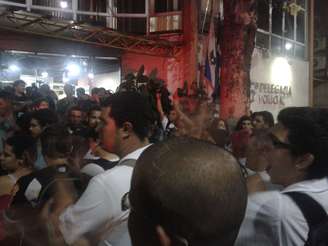 Um grupo de manifestantes se reuniu em frente à 5ª Delegacia de Polícia para protestar contra a prisão de pessoas que participaram de uma manifestação contra o aumento da tarifa do transporte público no Rio de Janeiro