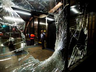 <p>Vidro de estação do Metrô foi quebrado nesta terça-feira durante manifestação</p>