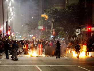<p>Manifestantes fazem barreira queimando objetos durante protesto na terça-feira, em São Paulo</p>