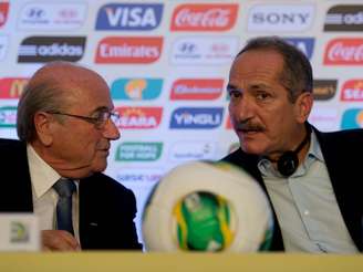 <p>Aldo Rebelo ao lado do presidente da Fifa, Joseph Blatter</p>