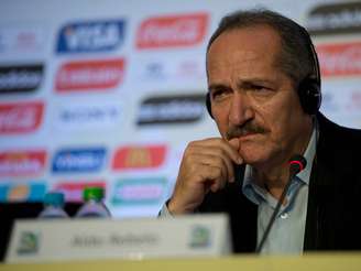 <p>Rebelo não gostou da pergunta sobre "maquiagem" nos estádios às vésperas das Confederações</p>