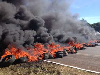 <p>Em Brasília, local da partida de abertura, manifestantes queimaram pneus</p>