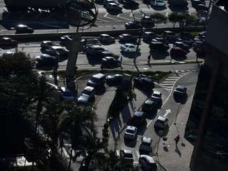 <p>Protesto em frente à sede da Rede Globo causou congestionamento na região da avenida Engenheiro Luís Carlos Berrini nesta sexta-feira</p>