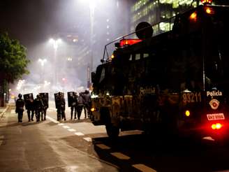 <p>Policiais atacaram manifestantes com bombas de feito moral e tiros de bala de borracha na noite de quinta-feira</p>