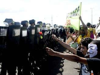 <p>Manifestantes gritam "sem violência" para Tropa de Choque da PM</p>