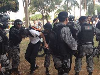 Manifestantes são detidos pela polícia