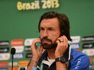 <p>Pirlo utiliza fones para ouvir tradução de pergunta em entrevista no Rio</p>
