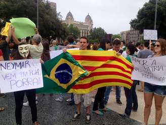 <p>Recente contratação do Barcelona, o atacante Neymar foi convocado pelos manifestantes a se unir aos protestos populares</p>