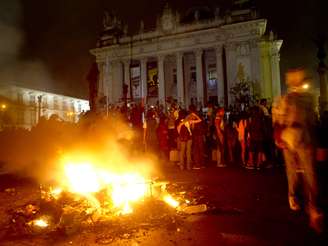 <p>O grupo tentou invadir a Assembleia Legislativa do Rio de Janeiro (Alerj), mas a Tropa de Choque chegou lançando bombas de gás lacrimogêneo</p>