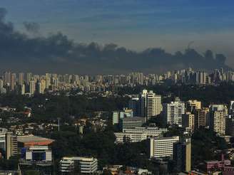 Fumaça negra proveniente do incêndio em Taboão da Serra é vista da zona sul de São Paulo