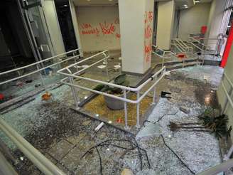 <p>Estabelecimentos foram saqueados e depredados por vândalos durante protestos no Rio de Janeiro</p>
